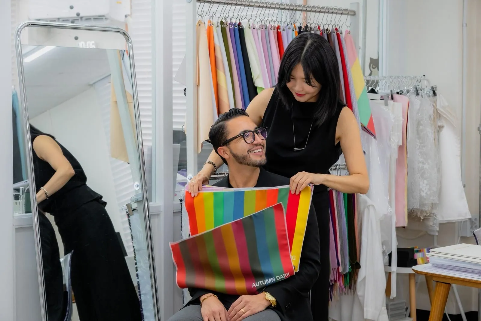 Luis Barahona durante un análisis de color con telas de diagnóstico en Color H, Seúl
